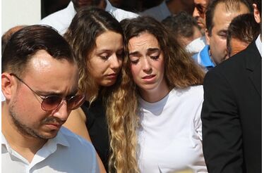 Ninguém a larga: como os amigos e a família protegeram Rute Cardoso na missa de sétimo dia de Diogo Jota e ‘esconderam’ de toda a gente