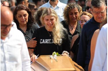 Inconsolável, cunhada de Diogo Jota chora copiosamente agarrada ao caixão do irmão do jogador 