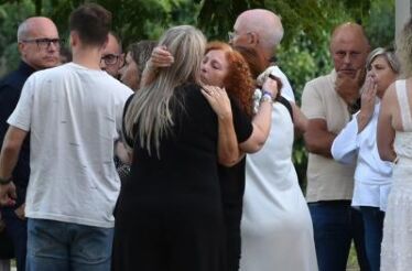 Uma dor que não passa: mãe de Diogo Jota em lágrimas na missa de sétimo dia dos filhos