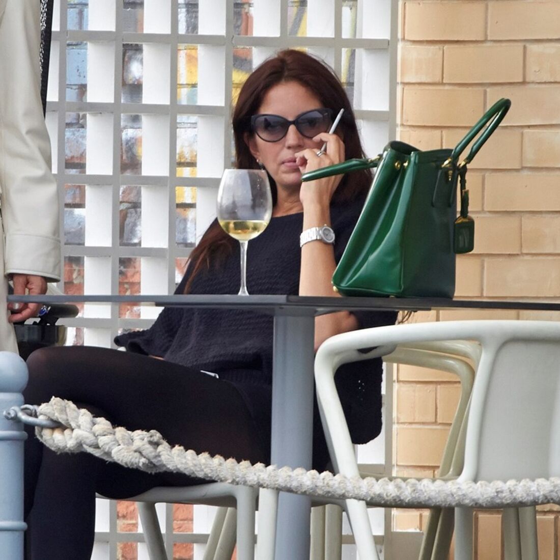 Bárbara Guimarães numa esplanada