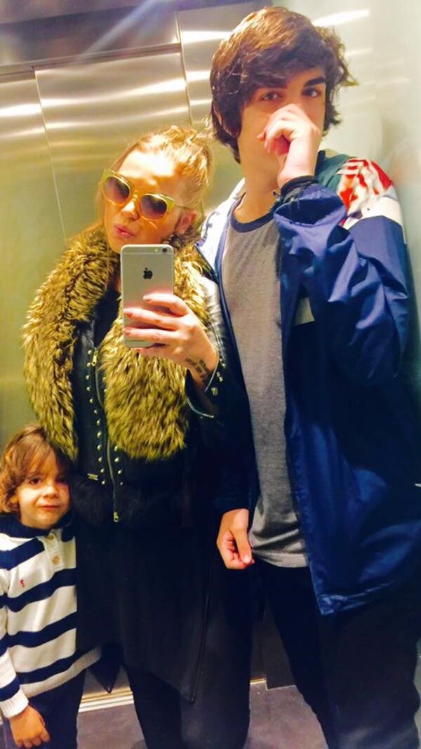 Katia Aveiro e os filhos