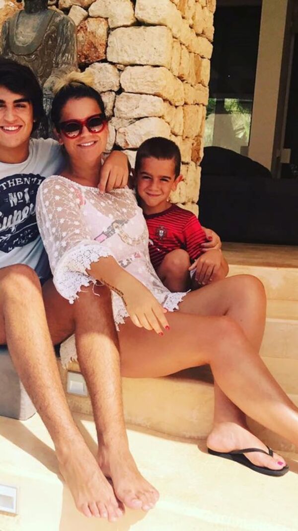 Katia Aveiro e os filhos