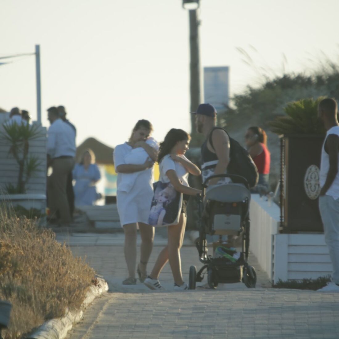 Romana e Santiago na praia com o filho