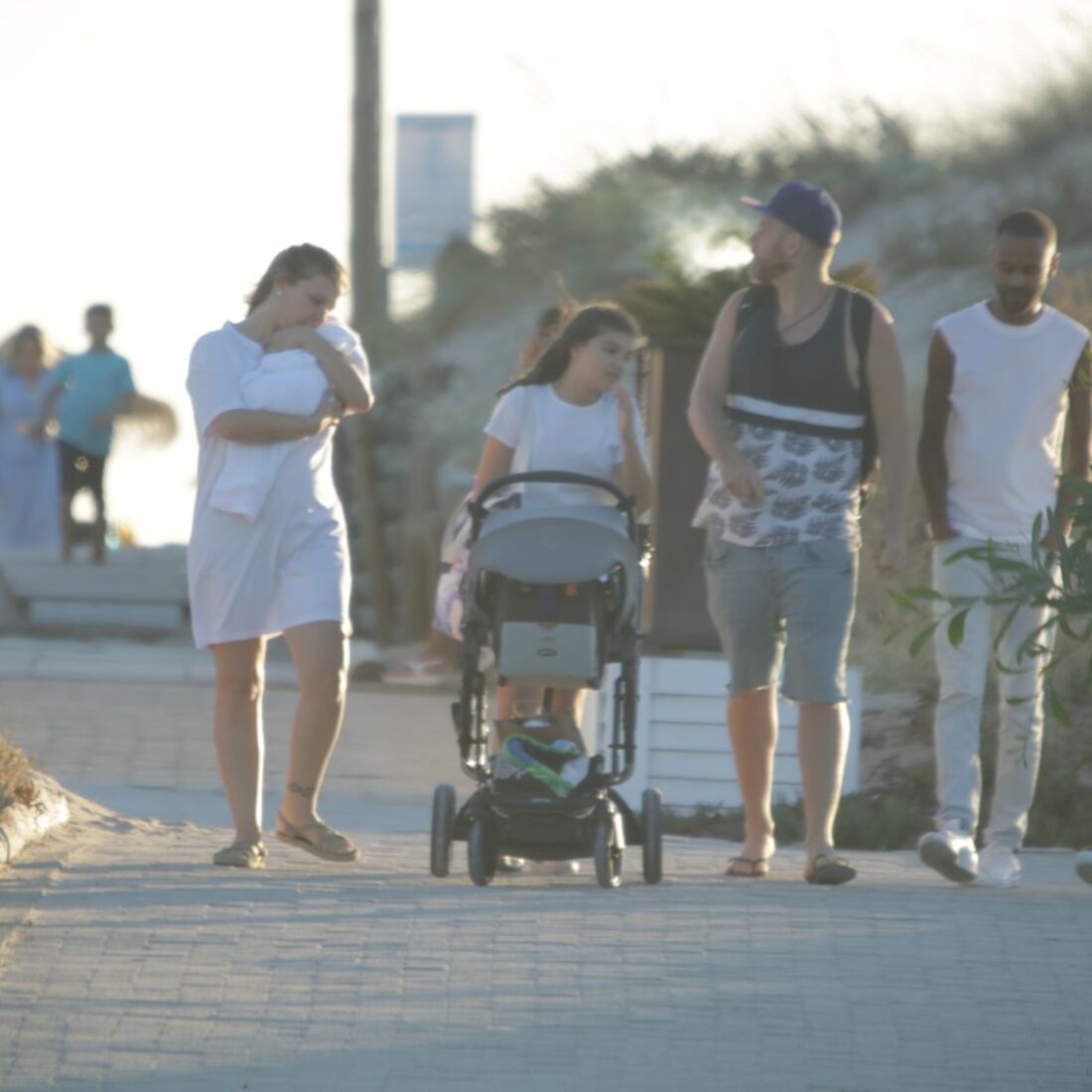 Romana e Santiago na praia com o filho