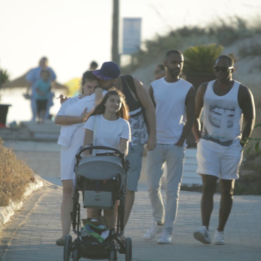 Romana e Santiago na praia com o filho