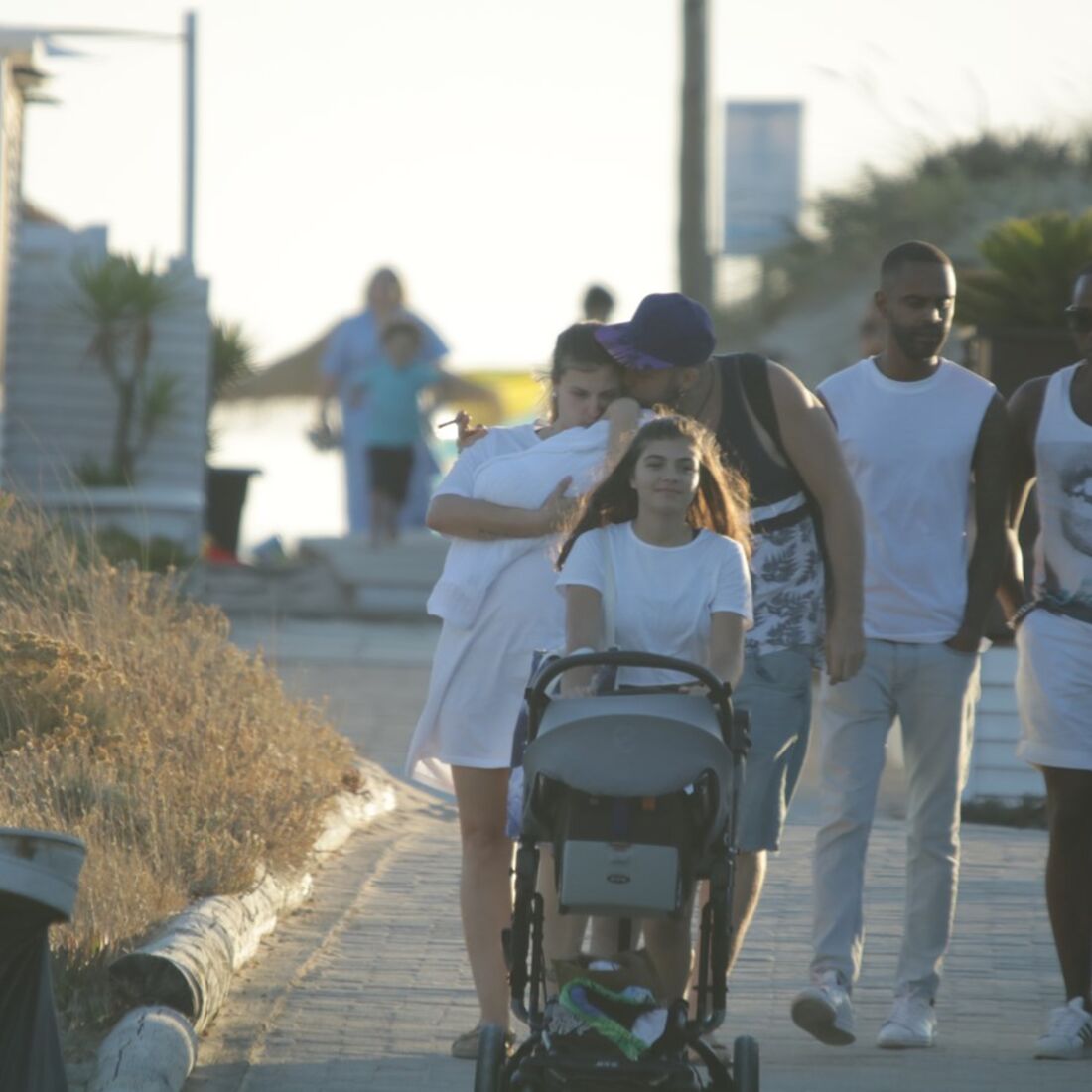 Romana e Santiago na praia com o filho