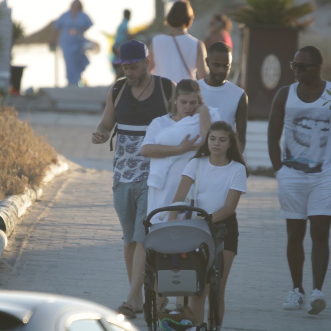Romana e Santiago na praia com o filho