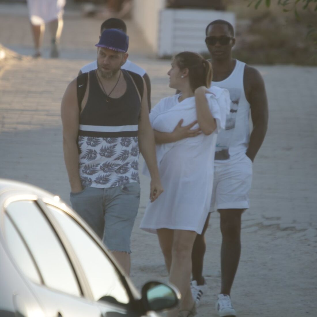 Romana e Santiago na praia com o filho