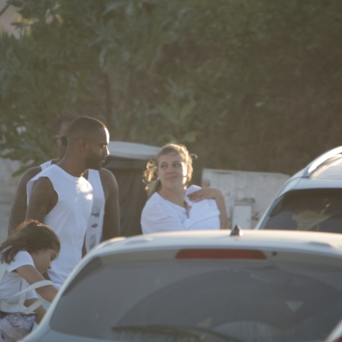 Romana e Santiago na praia com o filho