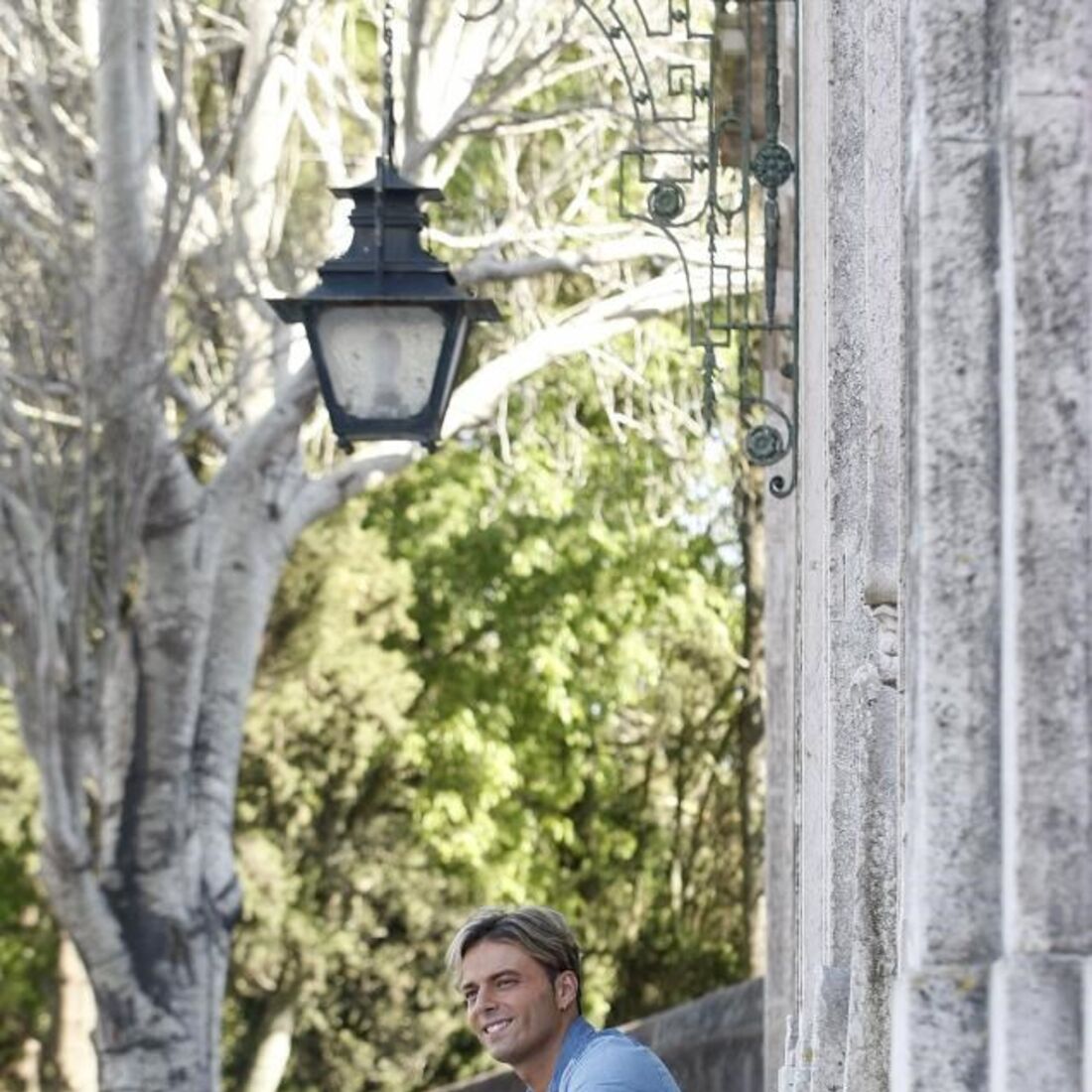 Carina em videoclipe de Sérgio Rossi