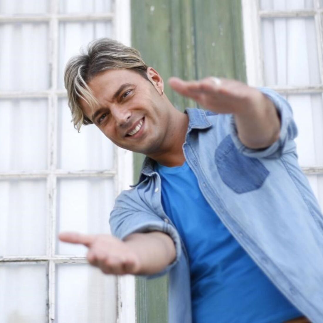 Carina em videoclipe de Sérgio Rossi