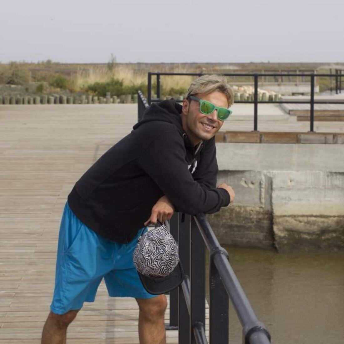 Carina em videoclipe de Sérgio Rossi