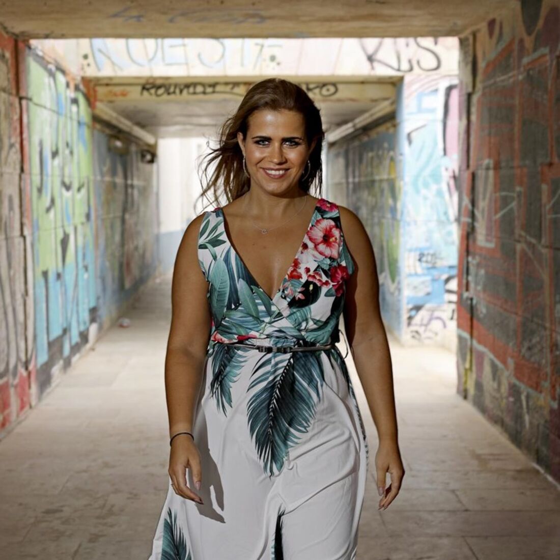 Carina em videoclipe de Sérgio Rossi