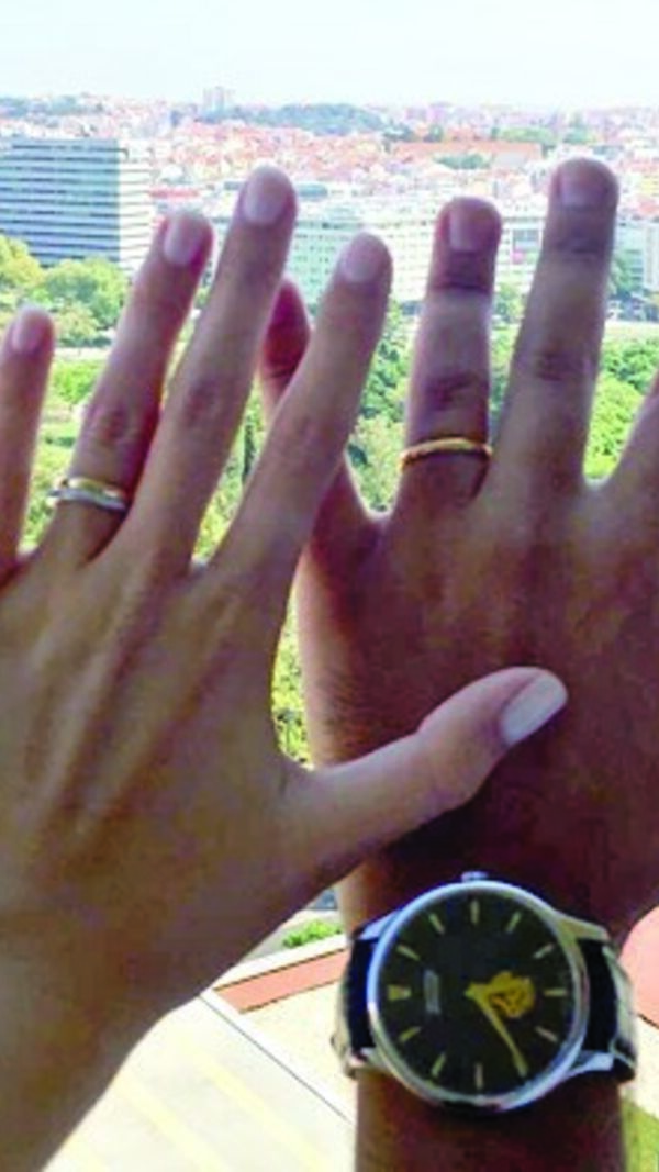 Recém-casados mostram alianças 