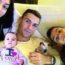 Cristiano Ronaldo e Georgina Rodriguez ao lado de Cristianinho e Alana Martina