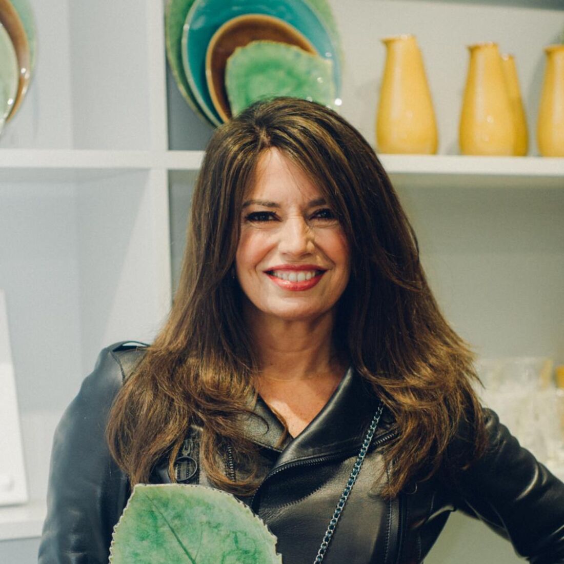 Bárbara Guimarães usa peruca durante evento público