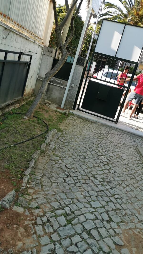 Yannick Djaló à porta da escola das filhas