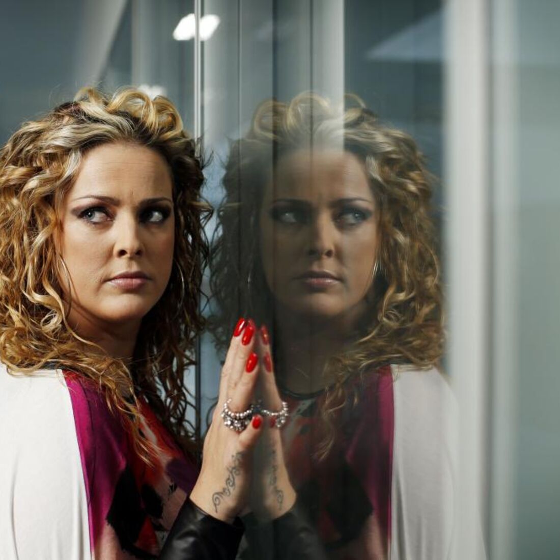 Cantora Micaela, polémica, penhoras, banca, negócio, venda de roupa, internet