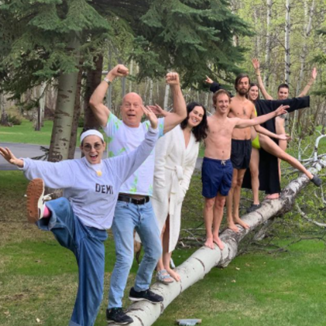 Bruce Willis com Demi Moore e a atual mulher Emma