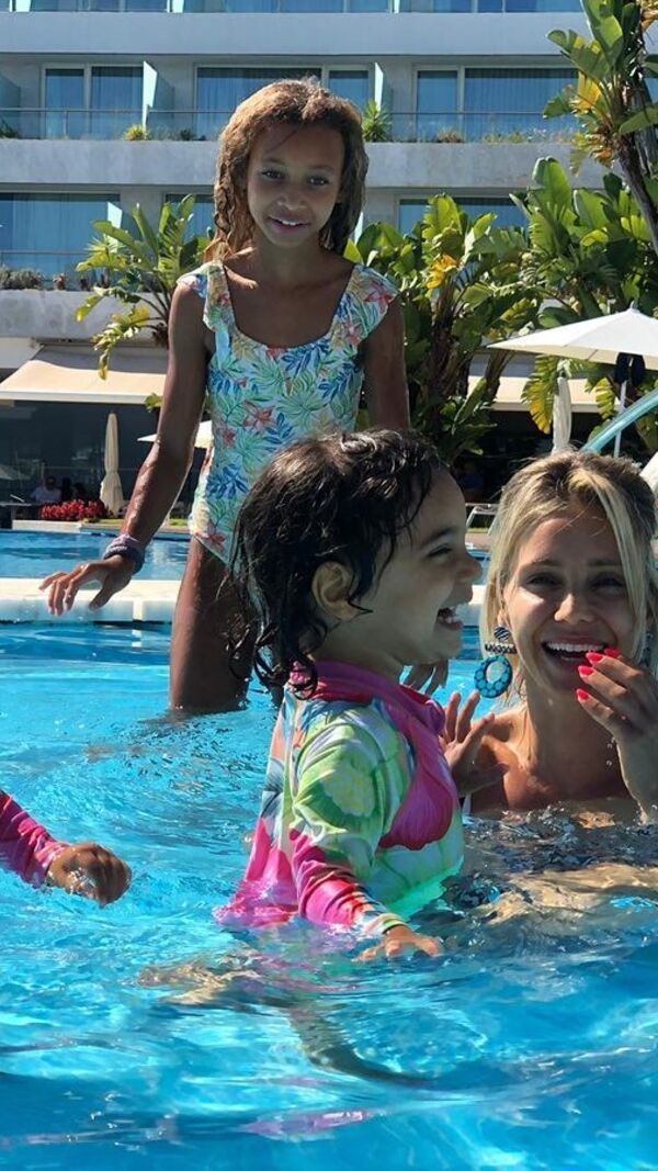 Luciana Abreu com as filhas