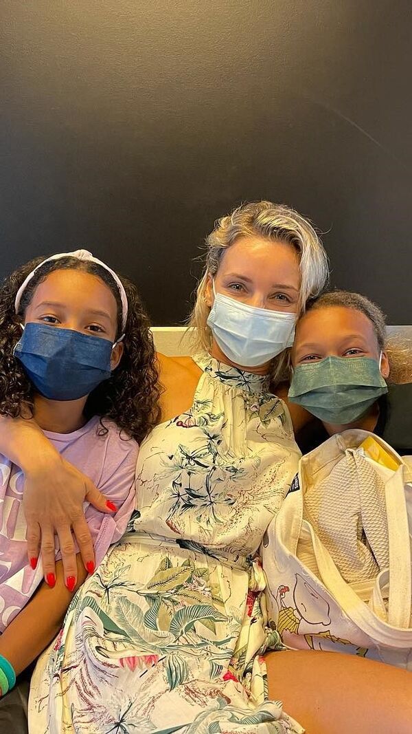 Luciana Abreu com as filhas