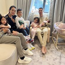 Ronaldo, Georgina, filhos e a bebé gémea 