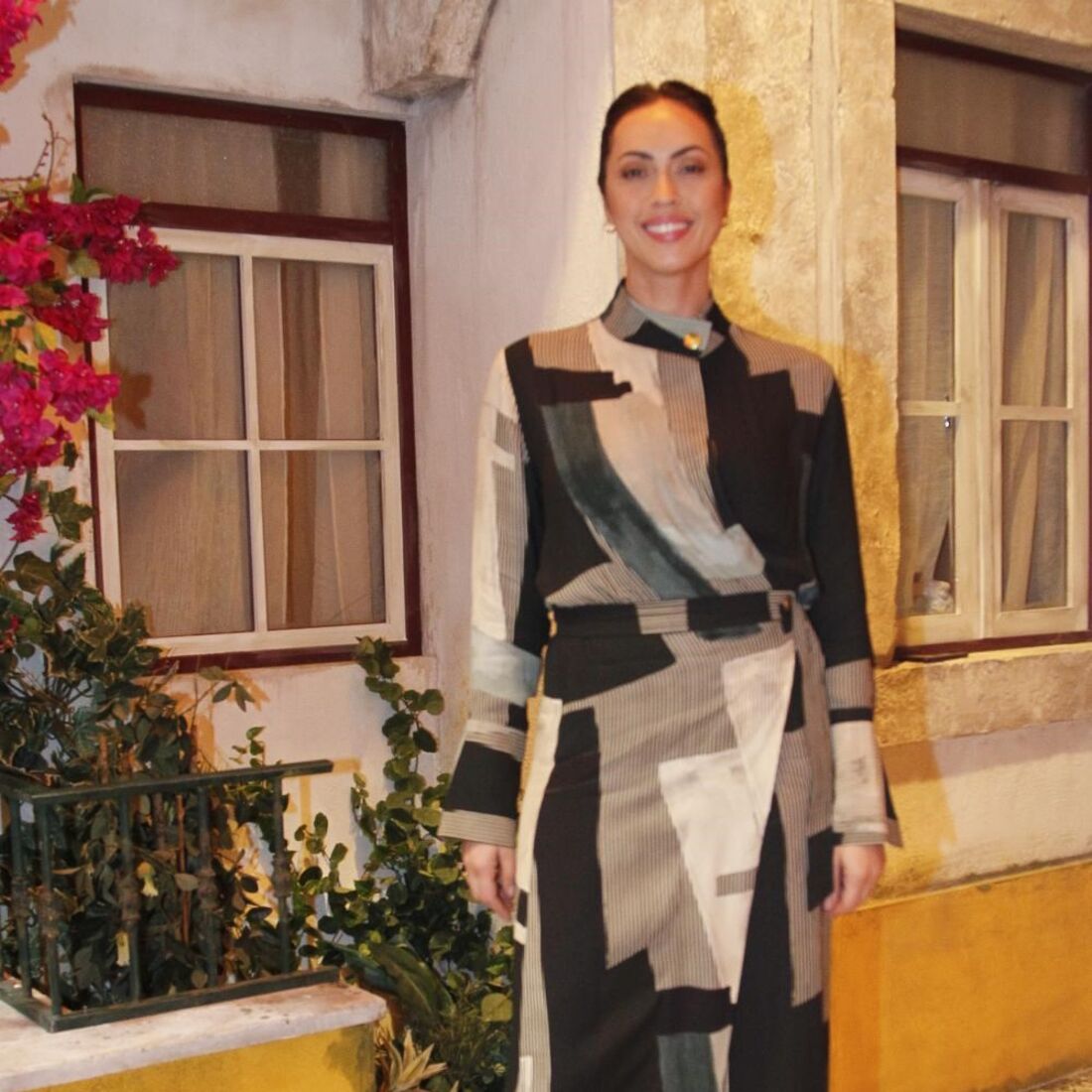 Débora Monteiro  na apresentação de Flor sem Tempo