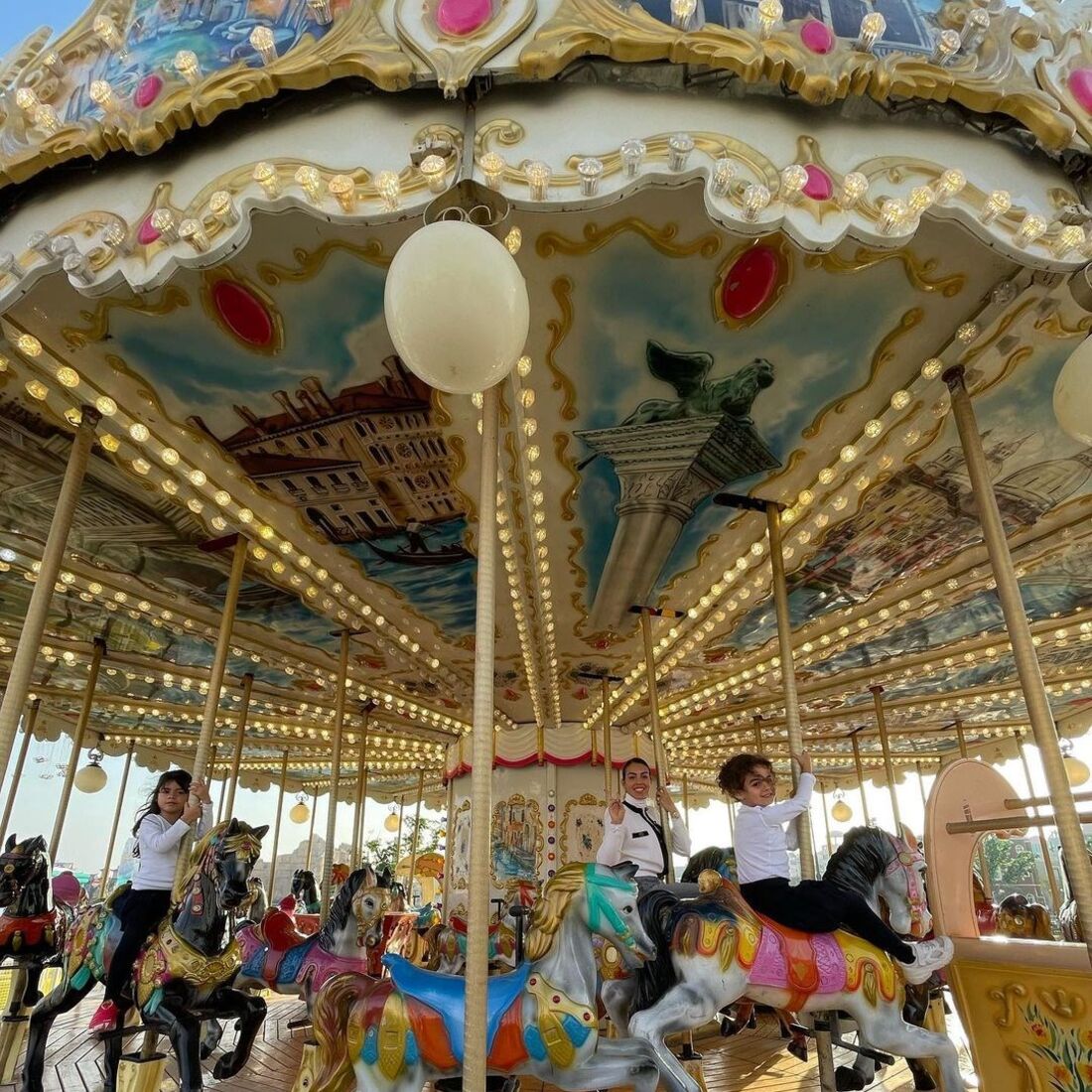 Cristiano Ronaldo, Georgina Rodríguez, Eva, Alana Martina, Riade, parque de diversões