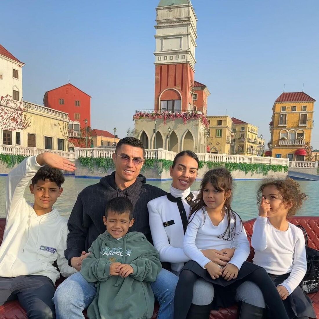Cristiano Ronaldo, Georgina Rodríguez, Cristianinho, Eva, Mateo, Alana Martina, Riade, parque de diversões