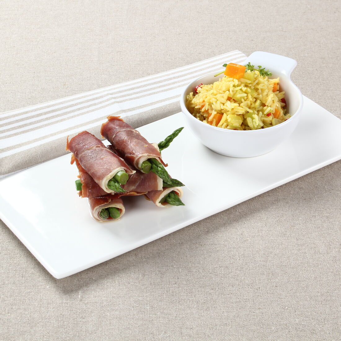 Rolinhos de presunto e espargos