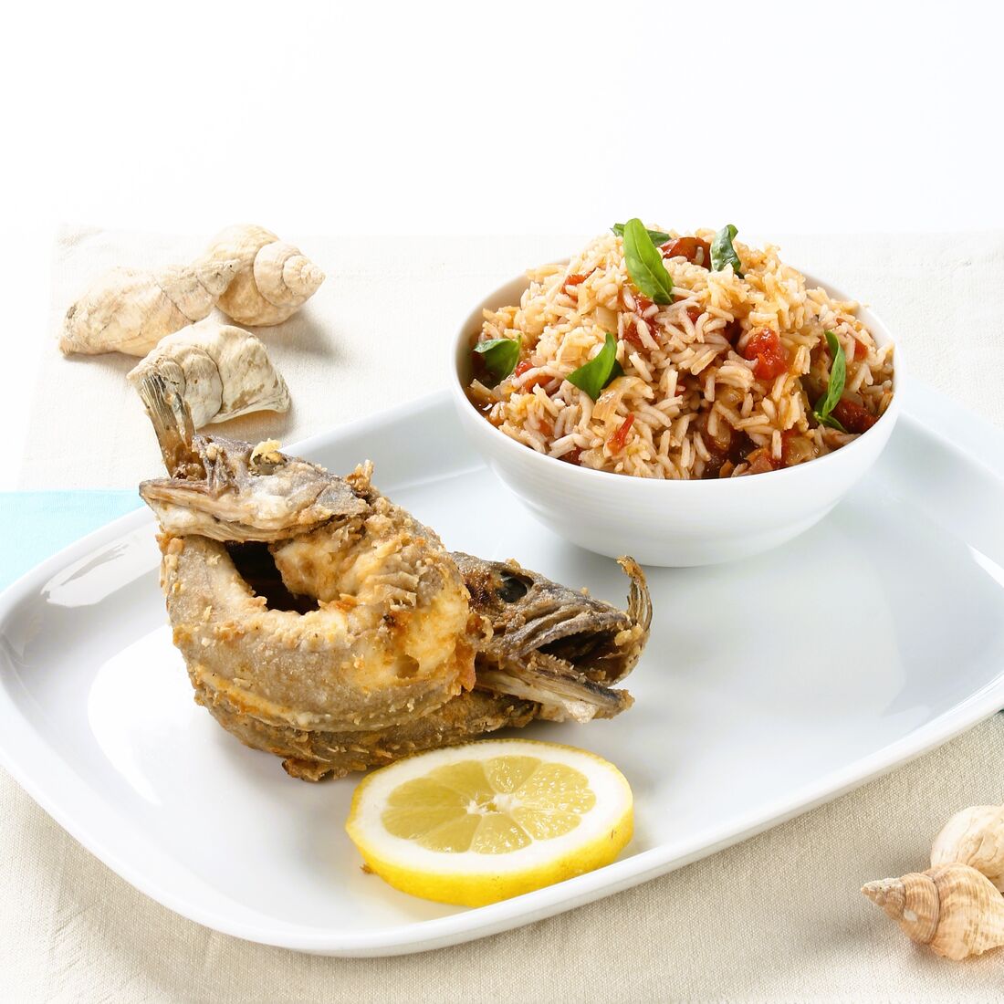 Pescadinha de Rabo na Boca com Arroz de Tomate