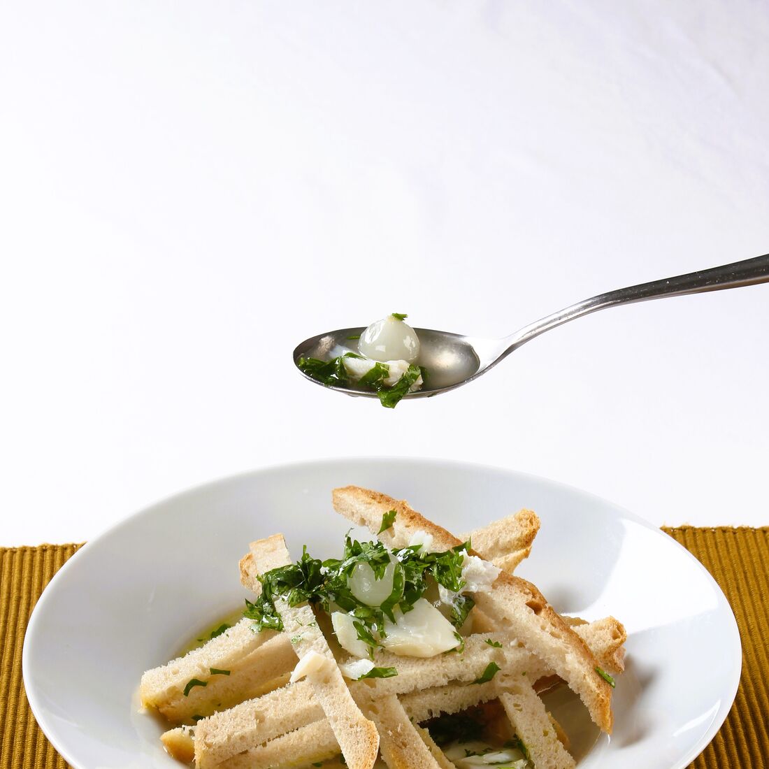 Sopa de Cebolinhas com Migas de Bacalhau
