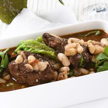 Lebre com feilão branco