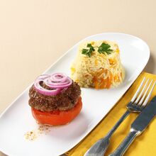 hambúrguer com arroz de cenoura