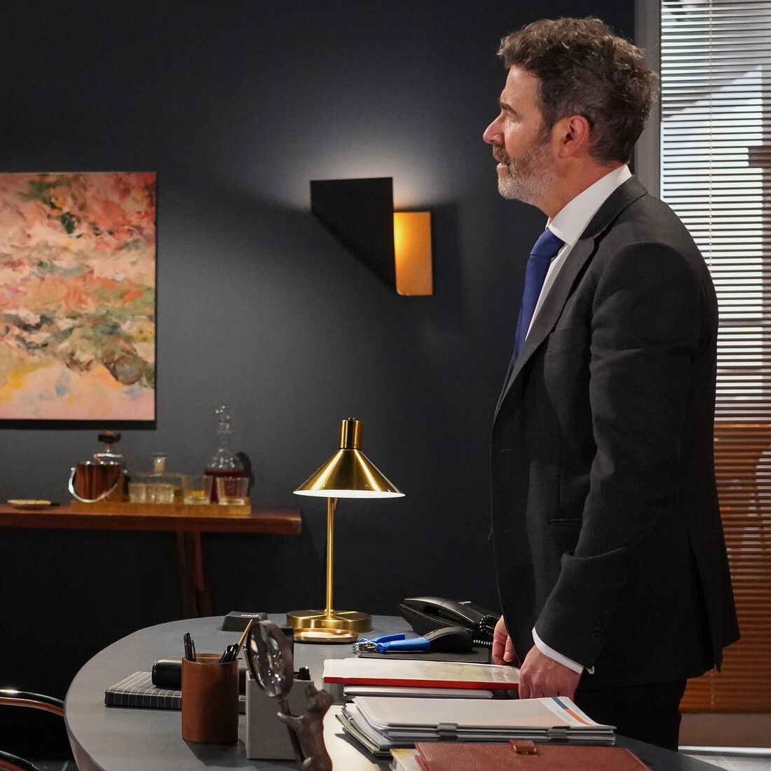 Senhora do Mar: Manuel conta a Alberto que Ricardo está envolvido em tráfico de droga