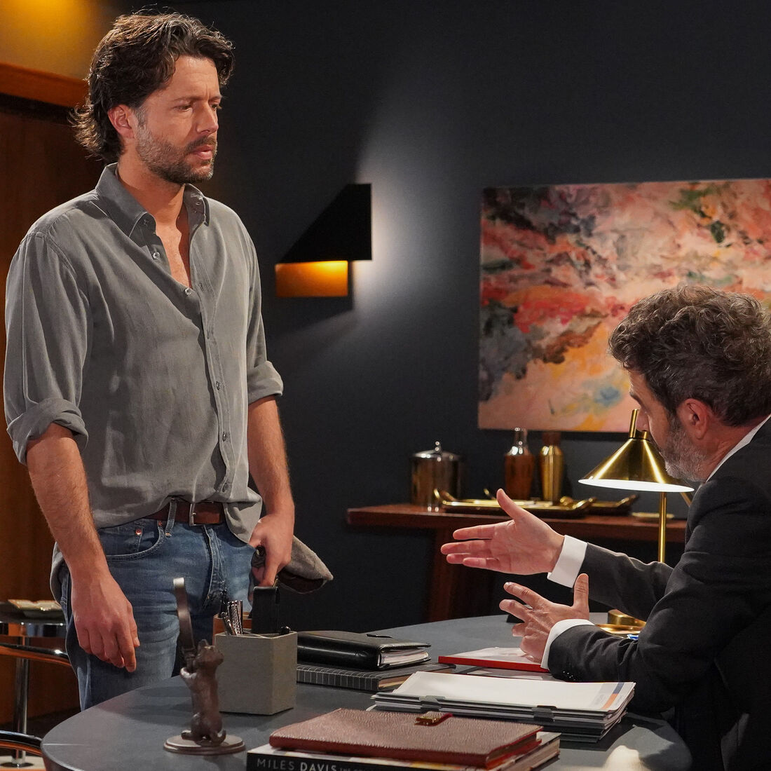 Senhora do Mar: Manuel conta a Alberto que Ricardo está envolvido em tráfico de droga