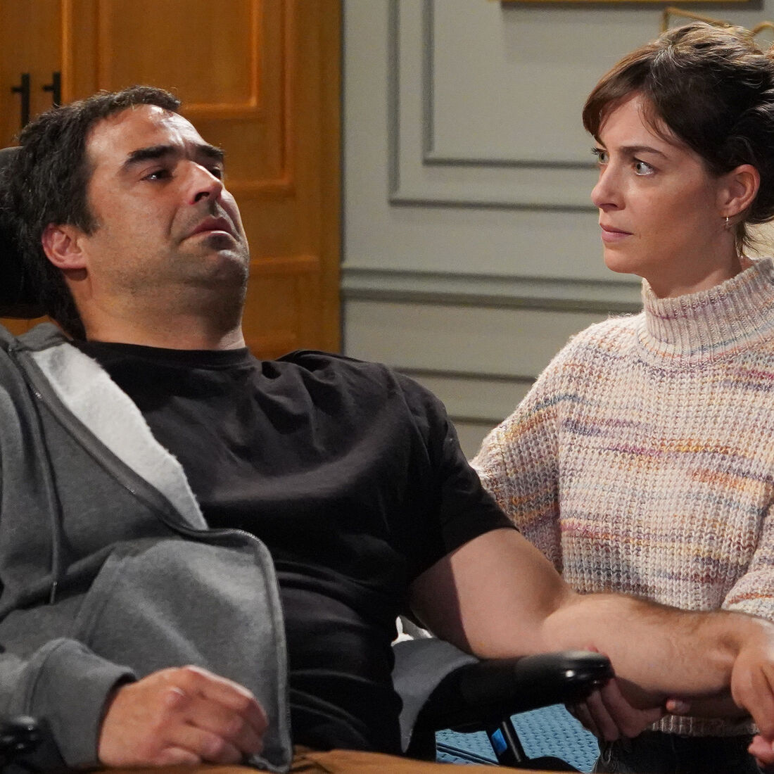 A Promessa: Laura apanha Helena a agredir Miguel