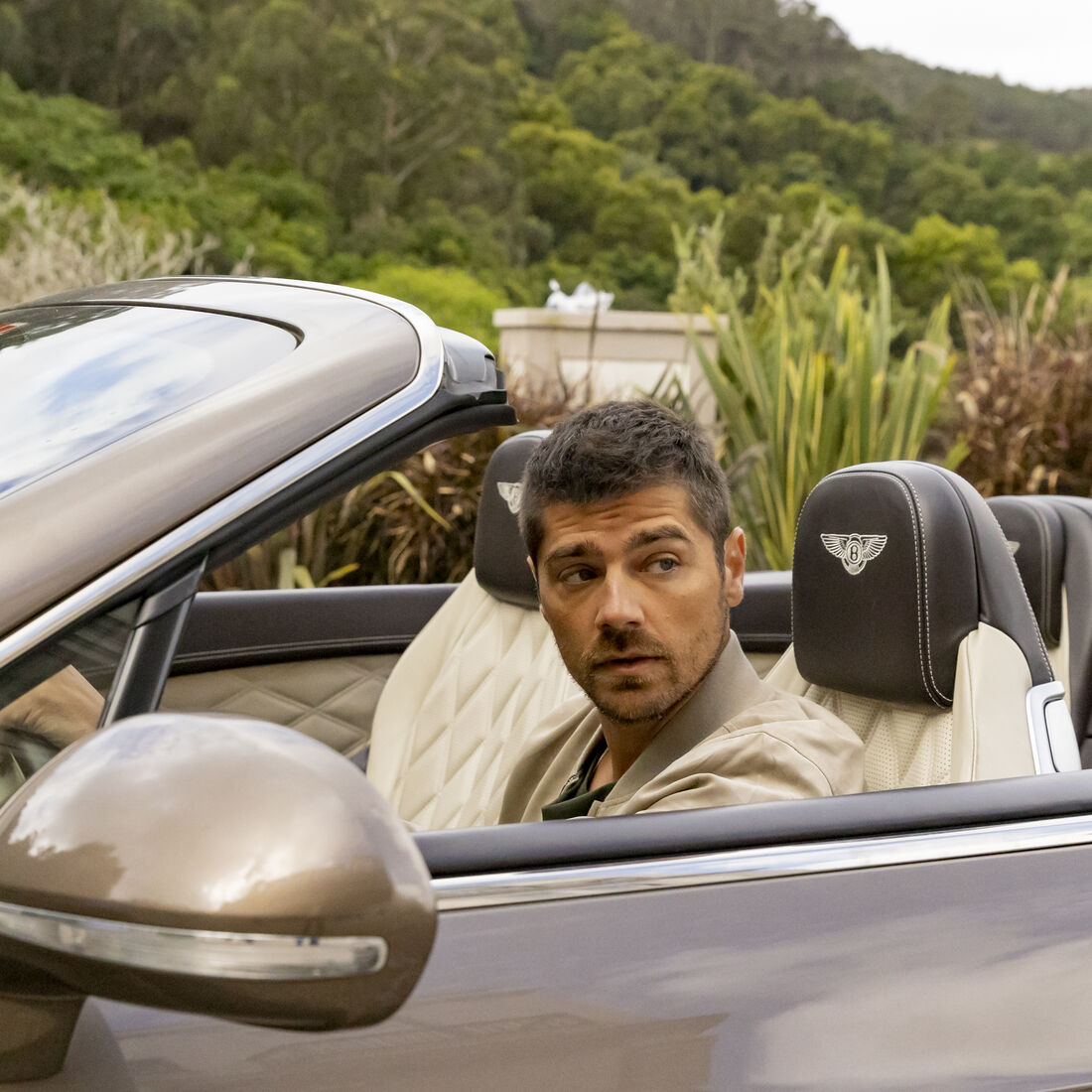 A Promessa: Tomás beija Laura