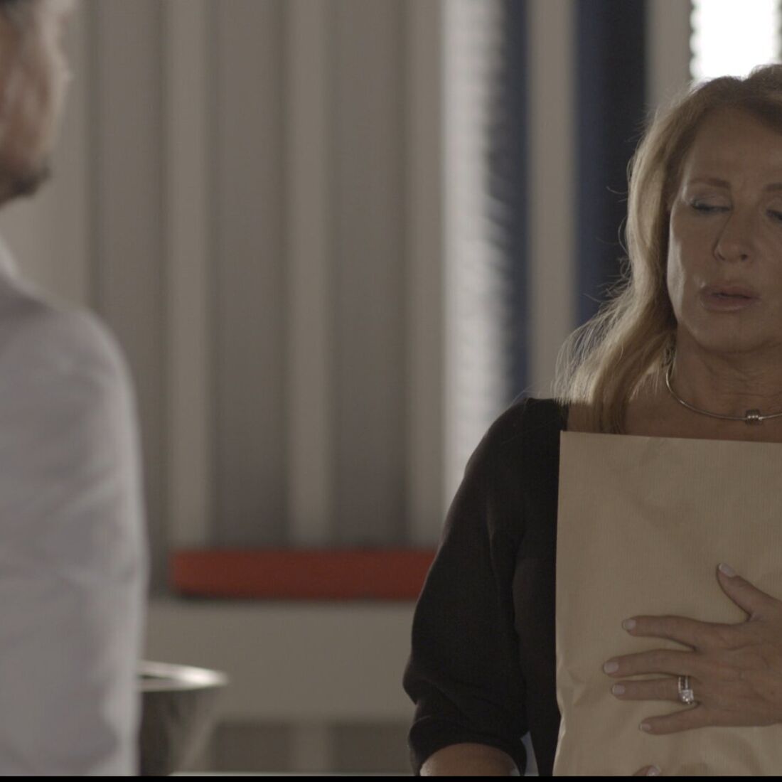 Cacau: Valdemar pede Simone em casamento