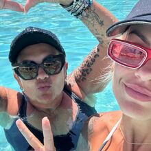 Fanny Rodrigues e mãe em poolparty