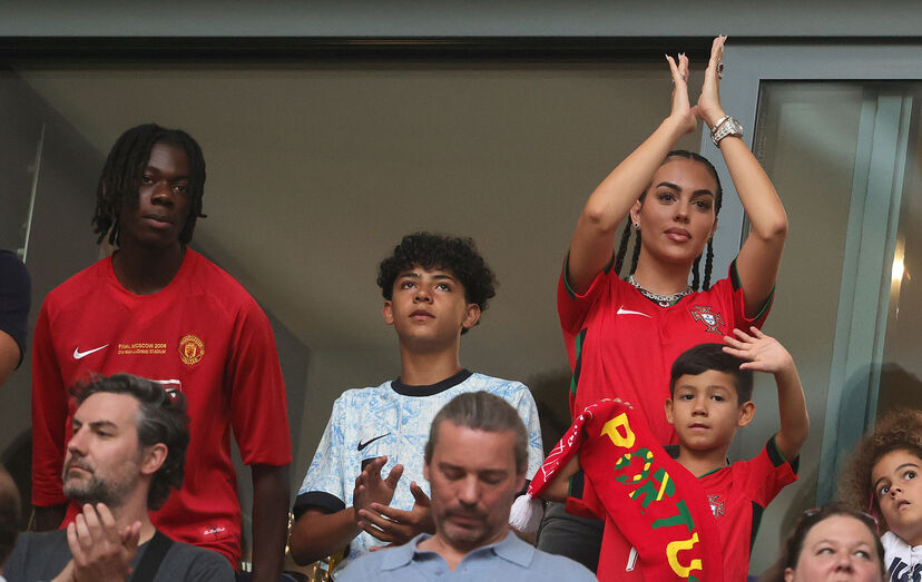 Não falta apoio! Georgina Rodríguez e filhos de Cristiano Ronaldo presentes na bancada - Vídeos - TVGUIA