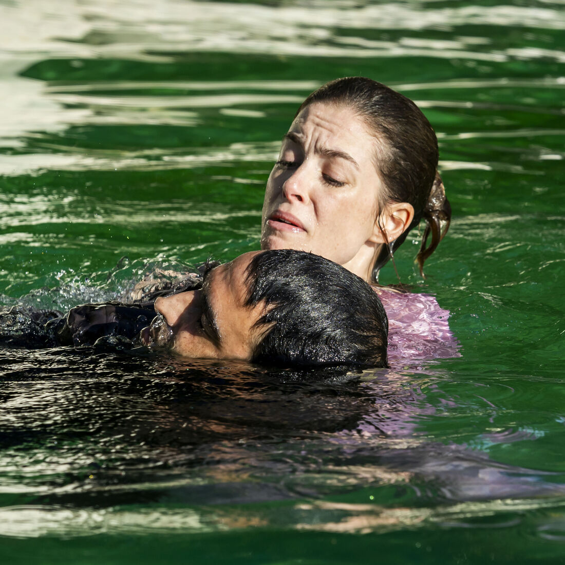 A Promessa. Miguel afoga-se e é salvo por Laura