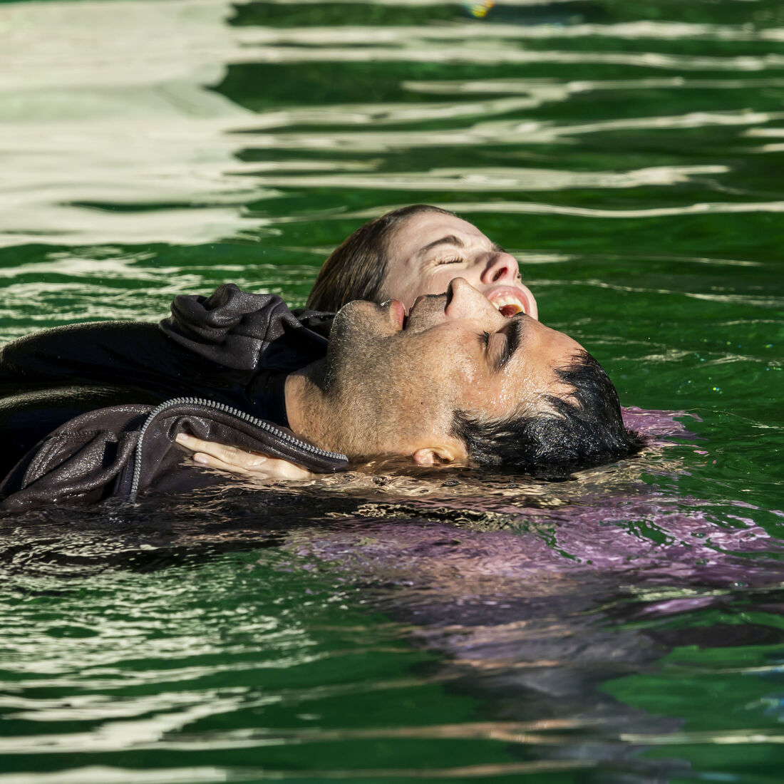 A Promessa. Miguel afoga-se e é salvo por Laura