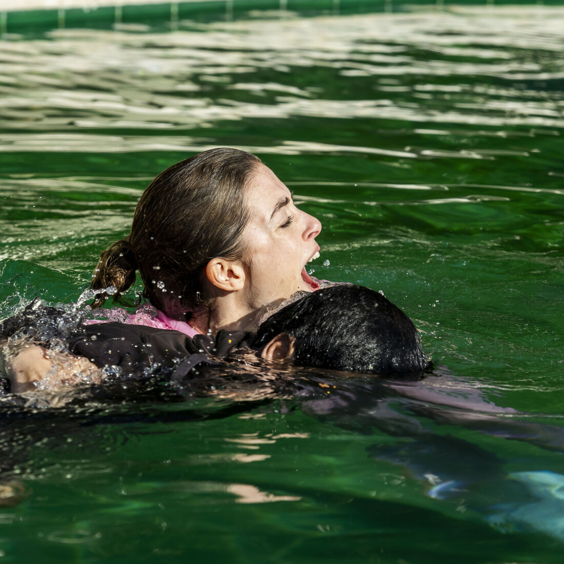 A Promessa. Miguel afoga-se e é salvo por Laura