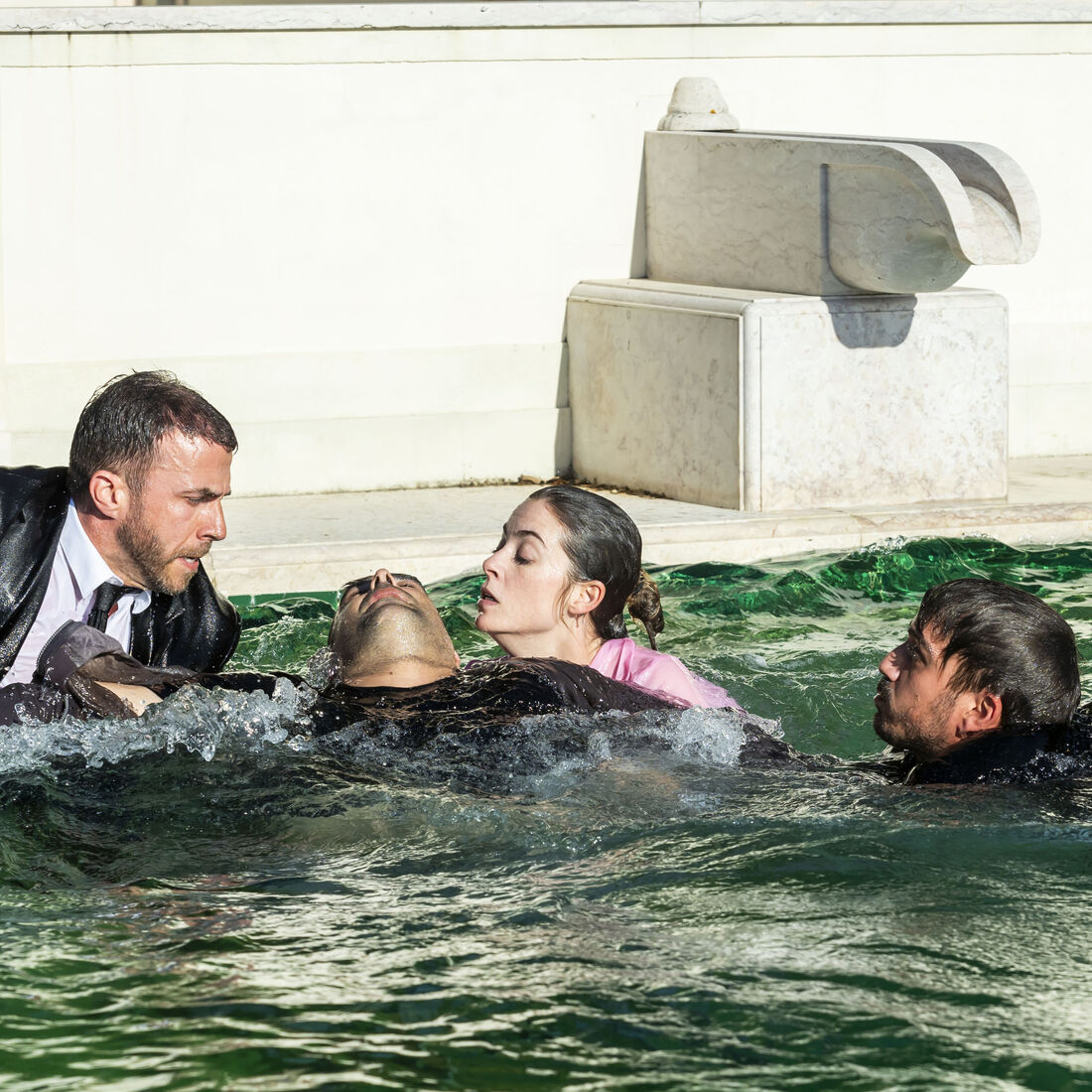 A Promessa. Miguel afoga-se e é salvo por Laura