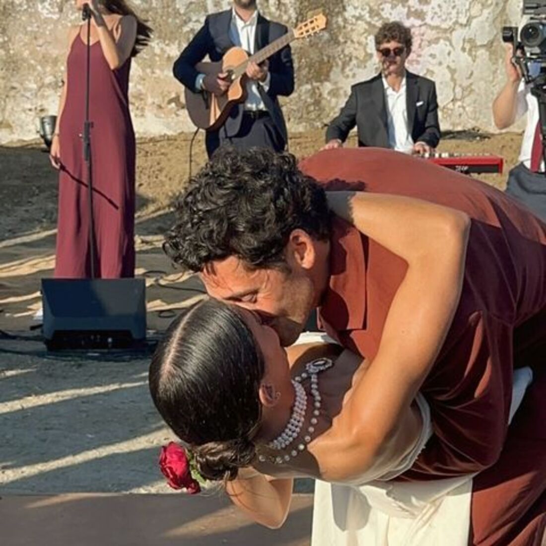 Isabela Valadeiro, Carlos Ferra