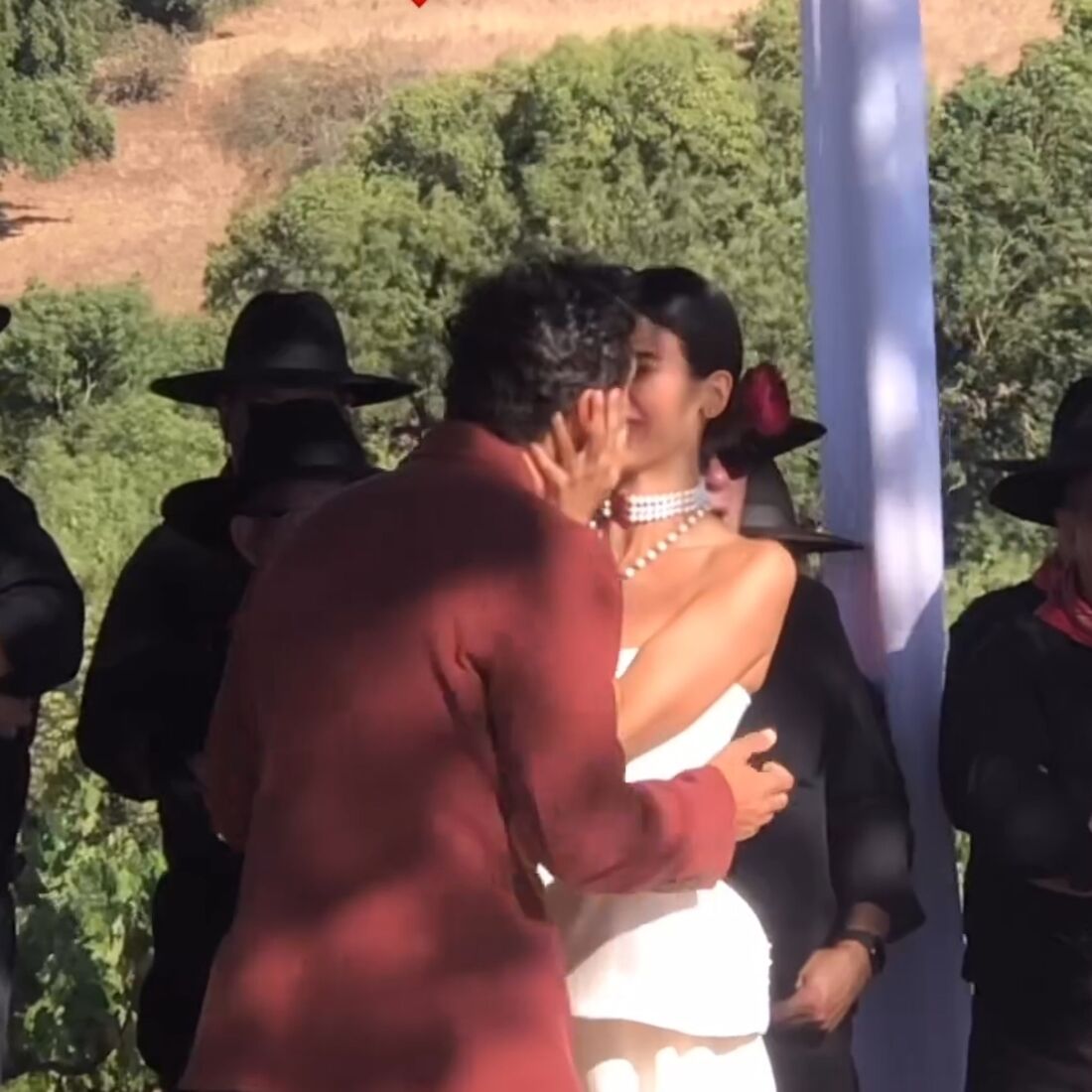 Isabela Valadeiro, Carlos Ferra