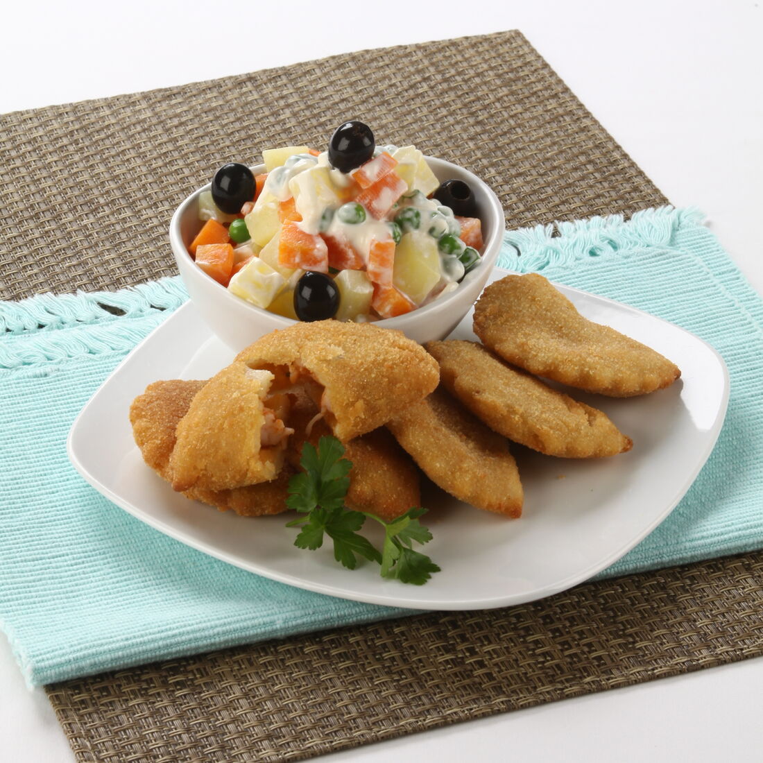 Rissóis de Camarão com Salada Russa