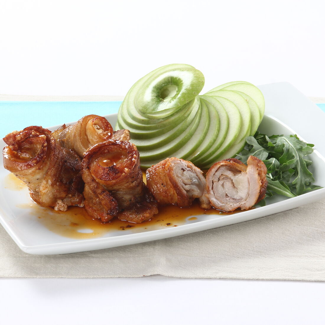 Rolinhos de Entremeada com Salada de Maçã