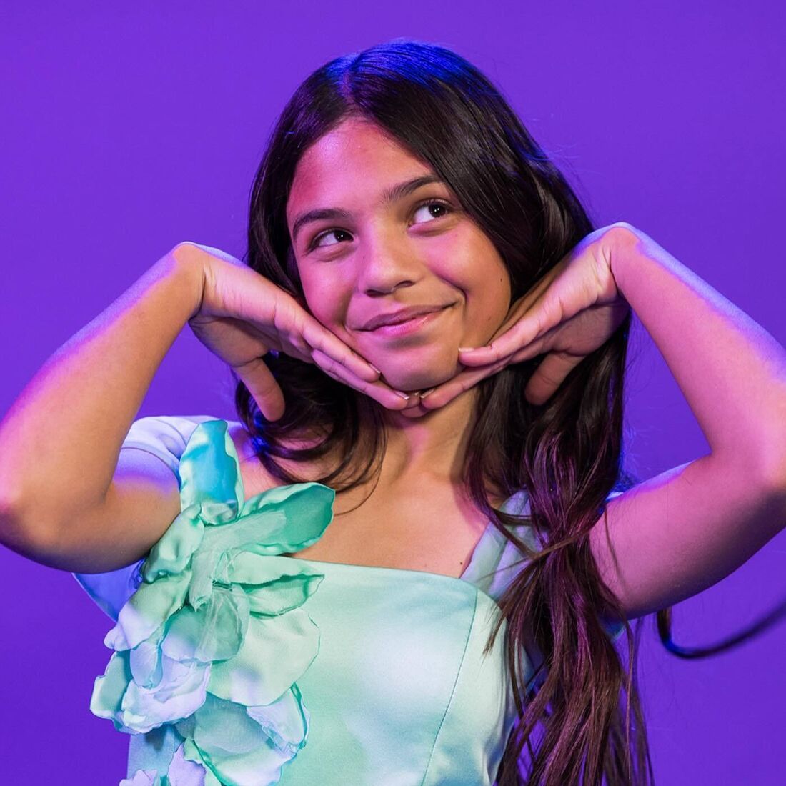 A história de Victoria Nicole, a jovem que pode vencer a Eurovisão